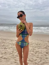 Trikini con estampado escocés, con tiras regulables en la parte superior y reguladores en la bombacha.