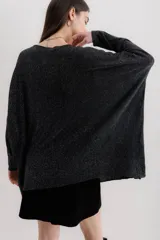 Sweater color beige de tejido de punto con lurex, de corte holgado y mangas largas.