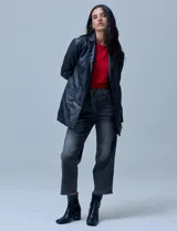 Blazer negro de eco cuero marca Baccini, con cuello con solapa, abertura central con botones y bolsillos delanteros.