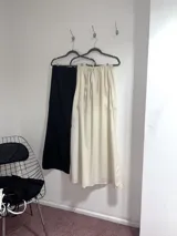 Falda maxi color crema de poplin 100% algodón, corte amplio y cintura con cordón ajustable.