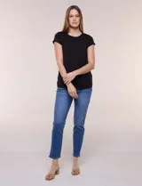 Remera básica blanca de manga corta, con calce al cuerpo, cuello redondo y frente forrado en doble tela.