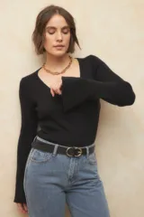 Sweater negro de tejido de punto con escote cruzado en V y mangas largas acampanadas.