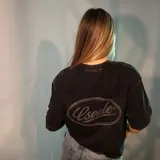 Remera oversize de algodón con acabado stonewash y efecto desgastado, con logo ovalado retro estampado en la espalda.