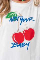 Remera blanca de manga corta con estampado de cerezas y texto en azul.