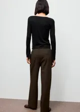 Camiseta negra de diseño ajustado, con escote redondo y mangas largas.