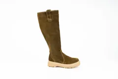 Bota de caña alta confeccionada en cuero nobuck color verde oliva, con suela track de goma en tono beige y costuras a la vista.