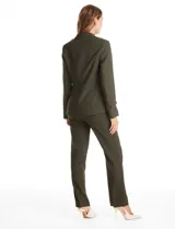 Blazer sastrero de corte entallado en color beige. Presenta cuello con solapa clásica, cierre frontal con un botón a tono, hombreras ligeras para una estructura definida y bolsillos laterales con solapa. Incluye forro interno.