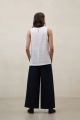 Top Sia de lino en color blanco, con cuello redondo y diseño sin mangas.