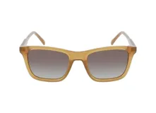 Lentes de sol INVU color nude con marco rectangular de acetato y lentes polarizadas color vino.