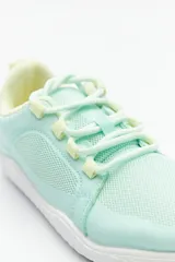 Zapatilla minimalista tipo barefoot de color verde menta, con diseño de suela plana y flexible, confeccionada en material textil transpirable con cordones a tono.