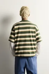 Camiseta relaxed fit de manga corta, con cuello redondo en rib a tono y diseño a rayas horizontales en tonos verde militar, blanco y mostaza. Cuenta con estampación frontal de texto a contraste.
