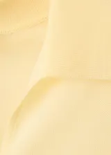 Buzo de punto en mezcla de lyocell y seda, color amarillo claro, de diseño recto, manga corta y cuello polo.