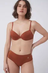 Soutien push up de microfibra sin costuras, con aros y breteles regulables. Cuenta con cierre de broche doble en la espalda.