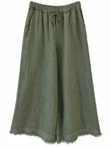 Pantalón verde militar de lino, con cintura elástica y cordón ajustable, bolsillos laterales y diseño ancho con detalle de flecos en el ruedo.