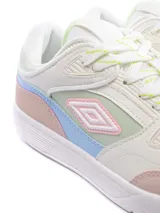 Championes urbanos Umbro modelo Shoots Lady, con diseño de paneles en colores pastel que combinan blanco, rosa, celeste y verde menta. Presentan el logo de la marca en el lateral y una suela de goma blanca.