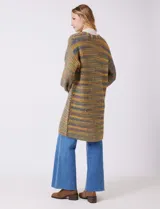 Cárdigan largo multicolor de tejido melange, sin botones, con puños ajustados que crean un efecto de manga abullonada.