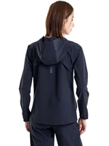 Campera deportiva Under Armour con capucha, confeccionada en tejido resistente al agua y al viento con tecnología UA Storm. Presenta cierre frontal completo, puños elásticos, ventilación en la espalda y detalles reflectantes.