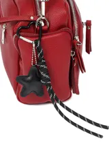 Bandolera negra con varios bolsillos y llavero de estrella.