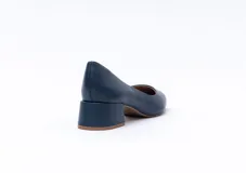 Zapato de cuero negro con punta fina y taco cuadrado.