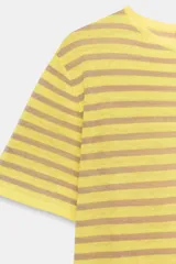 Top de punto de cuello redondo y manga corta, con diseño de rayas horizontales en tonos marrón y naranja.