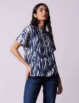 Remera de algodón estampada marca Cupio, de cuello redondo y manga corta.