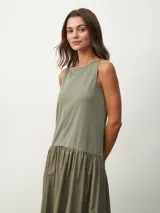 Vestido midi azul marino, sin mangas, con corte recto en la parte superior y falda amplia fruncida.