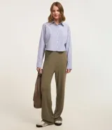 Pantalón recto color verde oliva, texturizado, con cintura fija y confeccionado en malla calientita de viscosa sostenible.