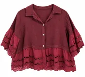 Camisa bordó de corte corto y holgado, con cuello camisero, cierre frontal de botones y mangas amplias con detalles de bordado inglés y perforaciones, al igual que en el ruedo.