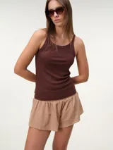 Short de algodón color blanco, de corte relajado, con cintura elastizada tipo smock.