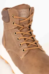 Borcegos deportivos de caña media, color negro, con cordones al tono y suela de plataforma gris con relieve antideslizante.