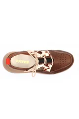 Zapato deportivo abierto en el talón, confeccionado en cuero liso marrón con detalles de cuero con pelo estampado tipo animal print en la parte superior. Presenta cierre con cordones, perforaciones decorativas en la puntera y una suela de plataforma color beige.