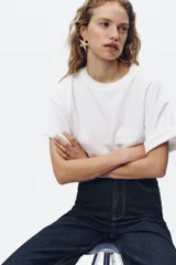 Par de aros dorados con forma de estrella de mar en relieve, con cierre de tuerca y clip.