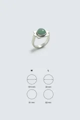 Anillo tipo sello metálico con acabado envejecido y piedra redonda verde en el centro.