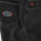 Bermuda de denim negro de corte holgado, con bolsillos laterales y traseros, cierre frontal con botón y cremallera, y costuras pespunteadas en contraste.