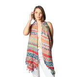 Pashmina rectangular con estampado geométrico multicolor y terminaciones con flecos azules.