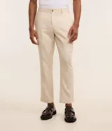 Pantalón masculino Marfinno de corte relaxed, confeccionado en mezcla de lino y viscosa, con cintura con trabillas y bolsillos.