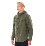 Campera de gabardina color verde militar, con cierre frontal de botones, capucha forrada en sherpa y bolsillos frontales en el pecho.