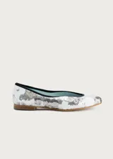 Bailarina de diseño contemporáneo con exterior cubierto de lentejuelas que forman un patrón floral. Presenta un escote irregular, interior forrado en piel y suela de cuero.