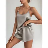 Conjunto de pijama de dos piezas compuesto por una musculosa de tirantes finos y un short, confeccionado en tejido satinado de bambú y microfibra.