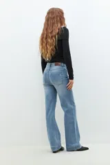Pantalón de jean celeste de corte recto, con apliques de perlas en la parte delantera.