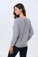 Blusa clásica de manga larga en color blanco, con cuello redondo y diseño fluido.