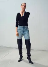 Jersey de punto grueso negro con mangas largas y cuello camisero superpuesto en color celeste.