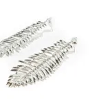 Par de caravanas colgantes plateadas con forma de hoja de helecho.