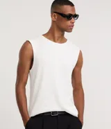Musculosa masculina de tejido de punto texturizado color blanco, con escote redondo y corte regular.