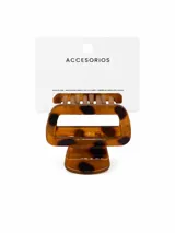 Pinza para el pelo de diseño rectangular con estampado carey en tonos marrones y tostados.