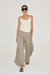 Pantalón ZARA Woman Collection de lino 100%, de tiro medio y color gris claro, con cintura elástica ajustable mediante cordones y bajo redondeado con aberturas laterales.