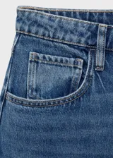 Pantalón de jean estilo barrel con diseño balloon, tiro alto y cinco bolsillos. Cuenta con cierre frontal de cremallera y botón, y trabillas en la cintura.