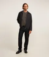 Remera blanca de corte slim para hombre, confeccionada en algodon peruano con cuello en V y mangas cortas.