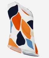 Blusa sin mangas confeccionada en crepé con escote hombro único, fruncidos laterales, bajo asimétrico y estampa abstracta en tonos naranja, azul y blanco.