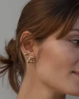 Aros de diseño minimalista en forma de corazón irregular, con acabado metálico pulido y cierre de perno con mariposa.